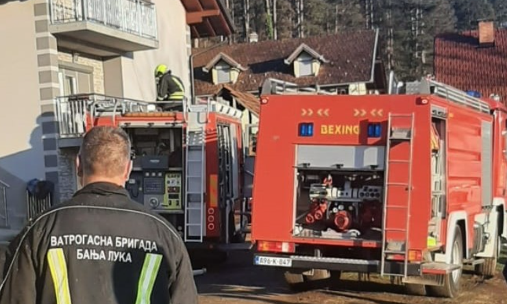 (FOTO) POŽAR U BANJALUCI Gorjela porodična kuća, vatrogasci spriječili veću štetu