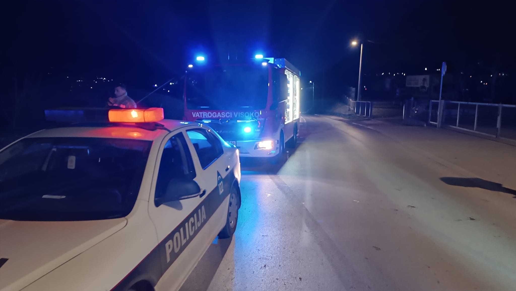 (FOTO) BiH ZAVIJENA U CRNO U jezivoj saobraćajci kod Visokog poginule tri djevojke i jedan muškarac