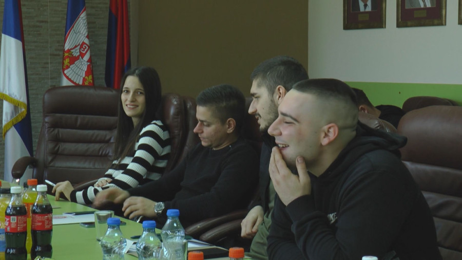 (FOTO) DVIJE DJEVOJKE S PONOSOM OBLAČE UNIFORMU Dobrovoljno odsluženje vojnog roka: Ljubav prema otadžbini nema cijenu!