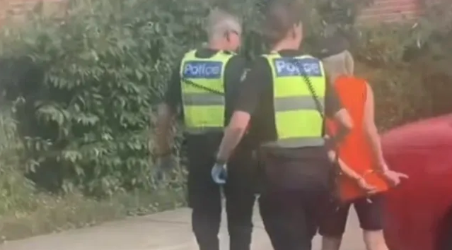 (FOTO) GODINAMA SPAVALA PORED BRATOVOG LEŠA Komšije zbog smrada zvale policiju, kada su ušli u kuću dočekao ih je stravičan prizor