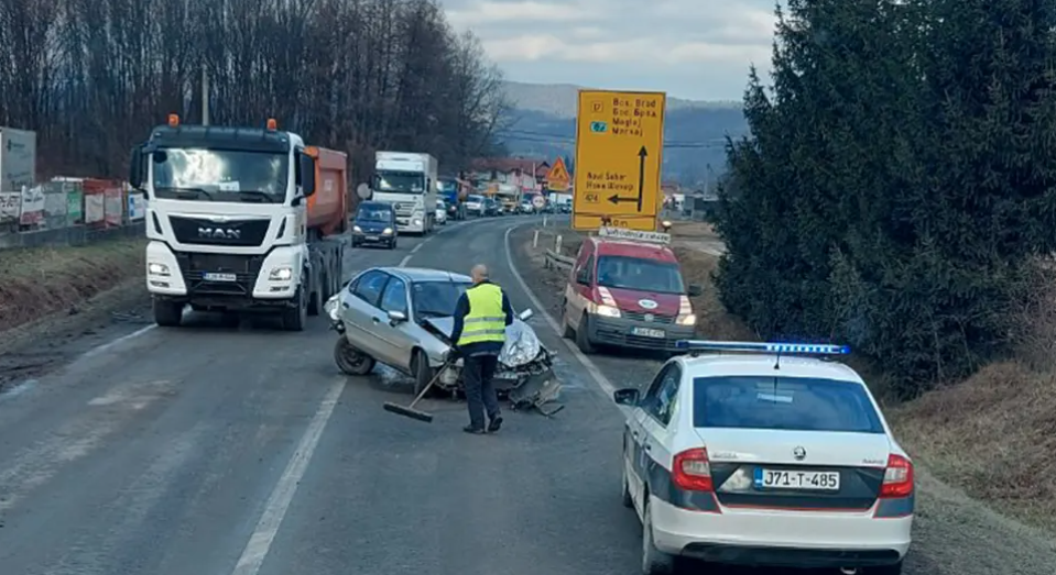 TEŽAK SUDAR KOD ŽEPČA Kolona vozila duga nekoliko kilometara