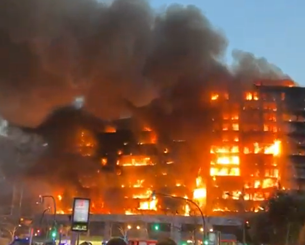 (VIDEO) HAOS U ŠPANIJI Gori zgrada od 14 spratova: Četiri osobe poginule, četrnaest povrijeđenih, ostali se vode kao nestali