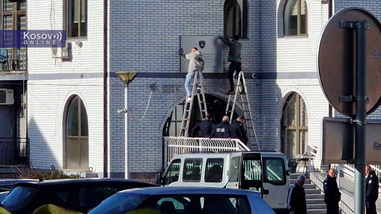 UZ ASISTENCIJU PRIŠTINSKE POLICIJE Tabla "Republika Kosovo" postavljena na zgradi opštine Zubin Potok