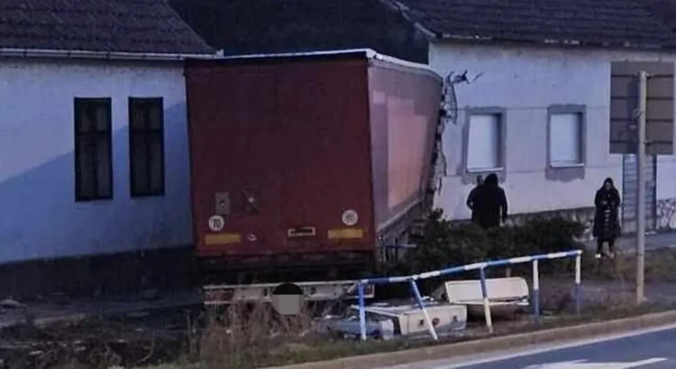 (FOTO) SAOBRAĆAJNA NESREĆA KOD VINKOVACA Kamion uletio u kuću, dvije osobe povrijeđene