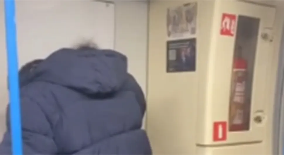 (VIDEO) SNIMAK POSTAO VIRALAN Oralno zadovoljila dečka pred putnicima bez imalo srama