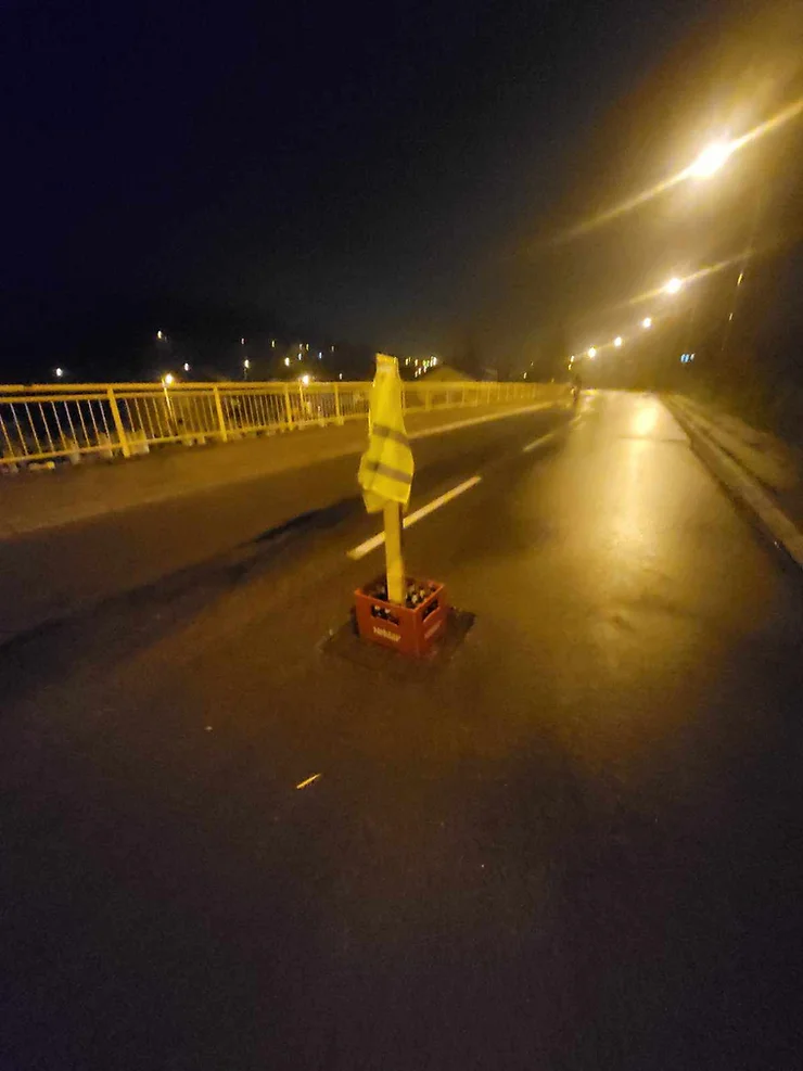 (FOTO) "GENIJALNO RJEŠENJE" Gajba piva novi signal u Srpskim Toplicama, vozači oduševljeni