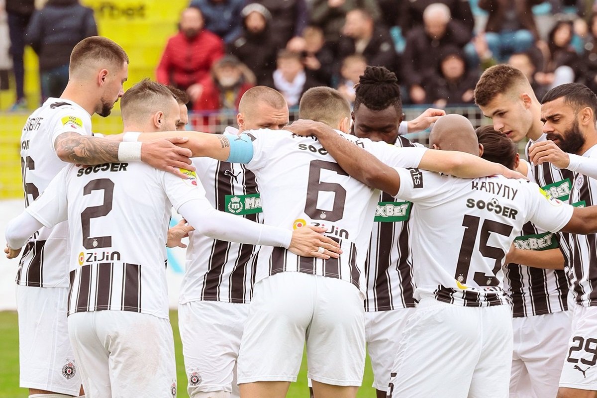"CRNO-BELI" SAVLADALI ŽELEZNIČAR Partizan silan pred Zvezdu