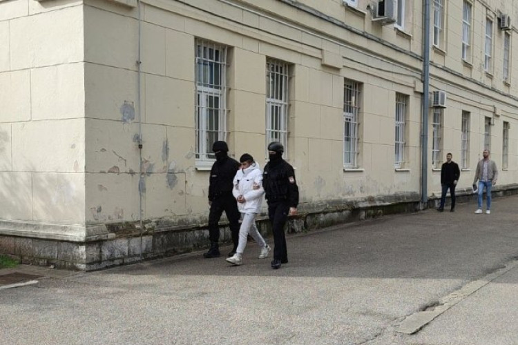 (VIDEO) U KLADIONIČARSKIM PREVARAMA UČESTVOVALA I TRUDNICA Detalji hapšenja zbog lažnih dojava: Policija privela šest lica