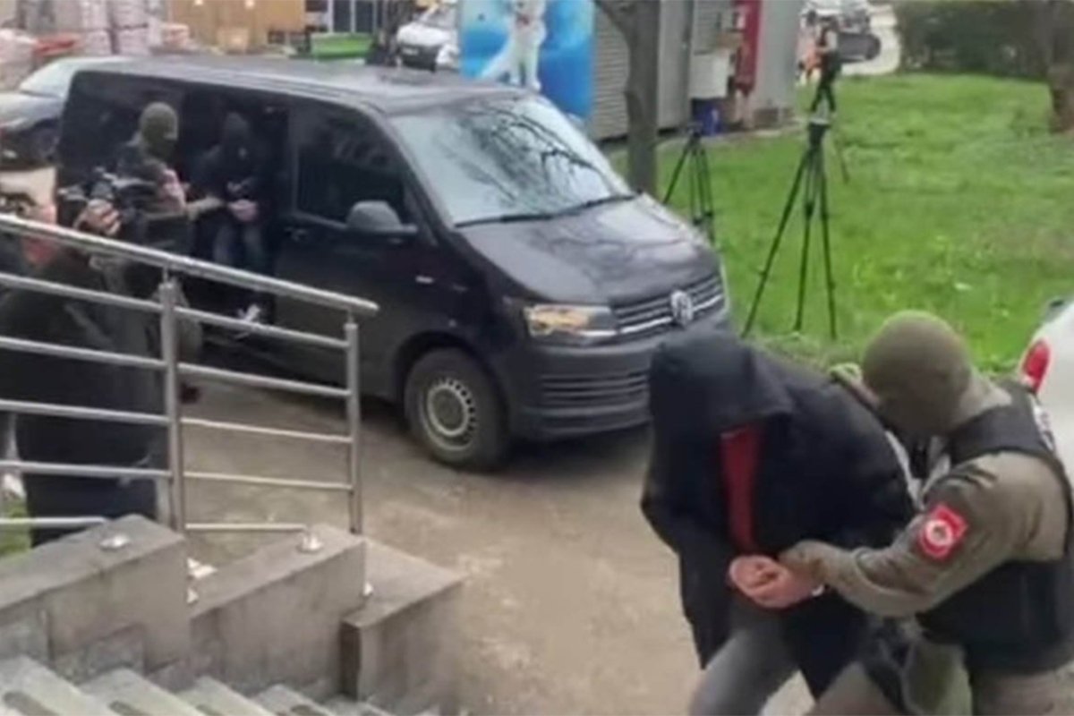 OSUMNJIČENI ZA PRIMANJE MITA I ZLOUPOTREBU SLUŽBENOG POLOŽAJA Policajci iz Dervente biće suspendovani