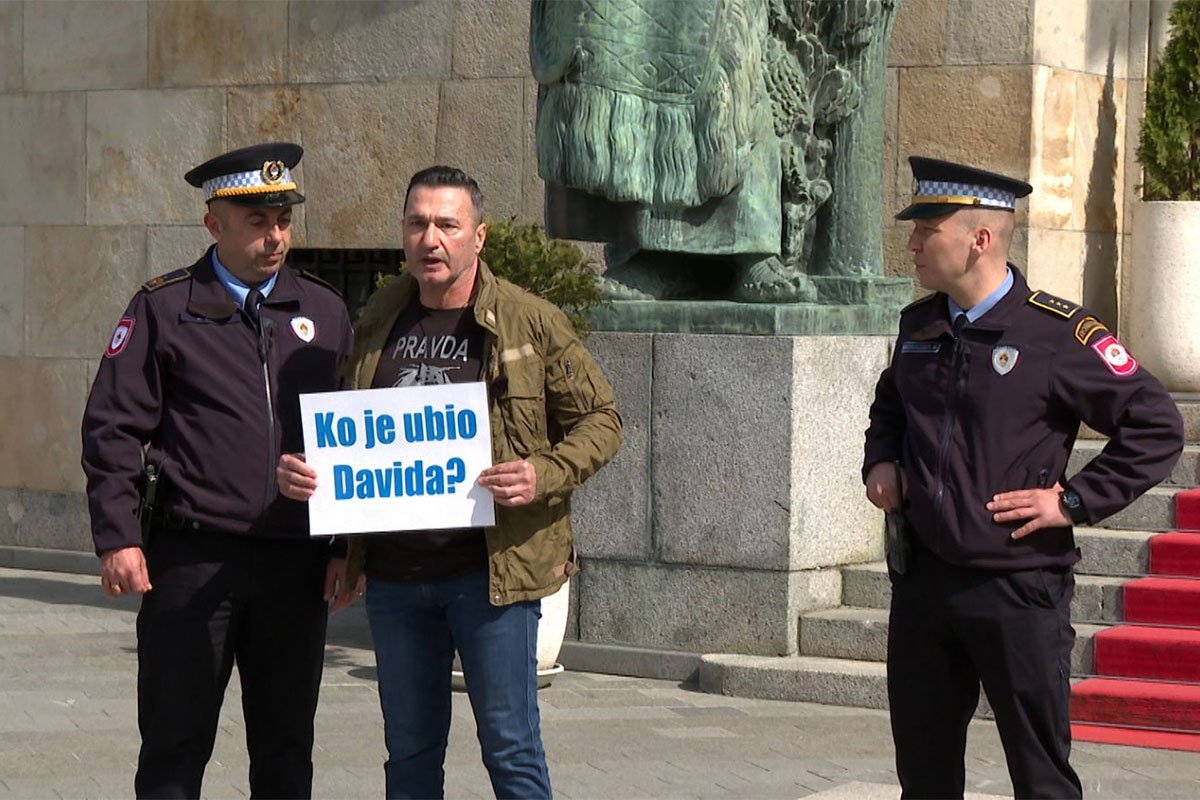 ŠEST GODINA OD UBISTVA DAVIDA DRAGIČEVIĆA Njegov otac Davor ispred Palate predsjednika traži odgovor na dobro poznato pitanje