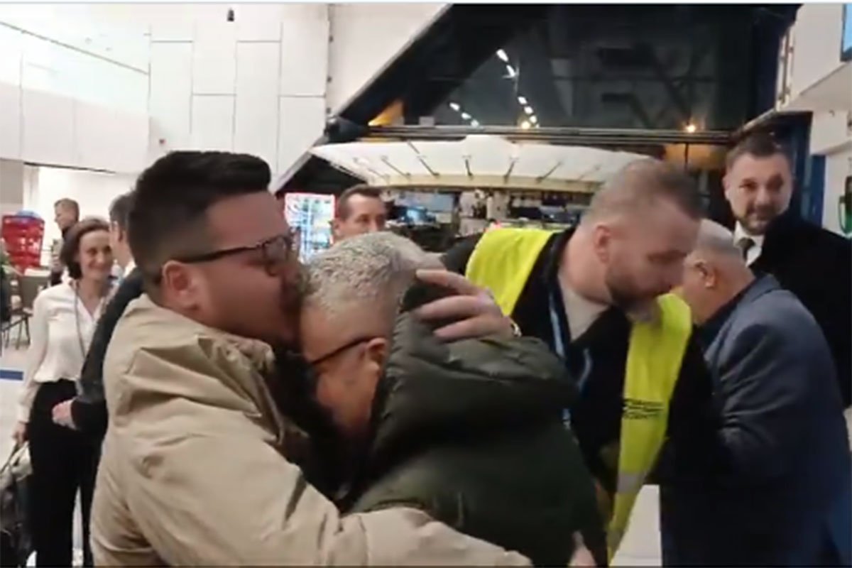 (VIDEO) DIRLJIVI PRIZORI NA SARAJEVSKOM AERODROMU Majka sa dvoje djece i ljekar stigli iz Gaze