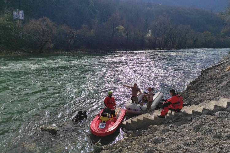 (FOTO) HOROR U BANJALUCI Iz Vrbasa izvučeno tijelo žene, intervenisali SAJ i vatrogasci