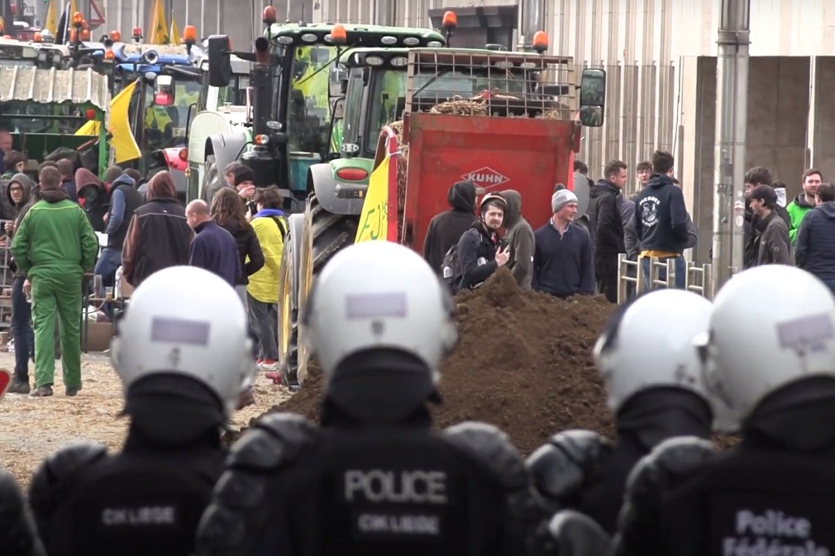(VIDEO) HAOS NA ULICAMA BRISELA Traktorima blokirali ulice