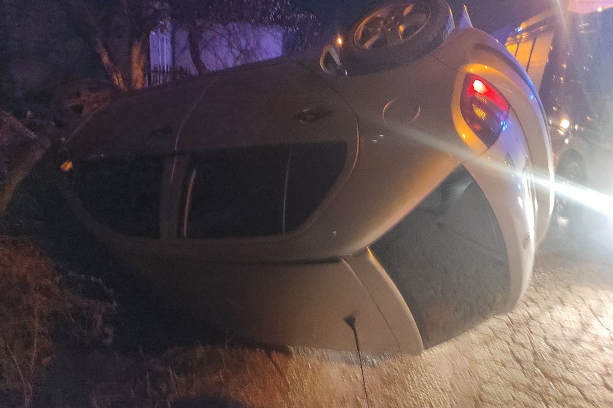 (FOTO) SAOBRAĆAJKA U BANJALUCI Auto završio na krovu, dva lica povrijeđena