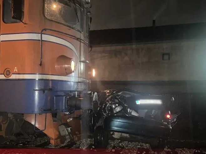 STRAVIČNA SAOBRAĆAJKA U BANJALUCI Voz udario u automobil