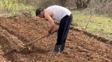 (VIDEO) NESVAKIDAŠNJE IZDANJE POZNATOG GLUMCA Goran Bogdan uzeo motiku u ruke: "Kršan čovjek"
