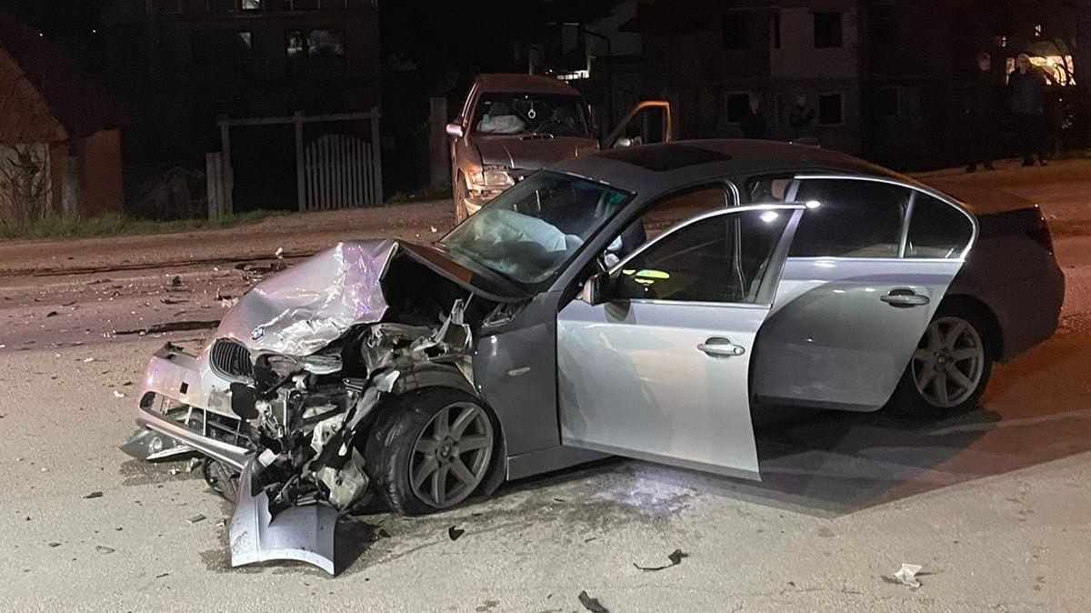 STRAVIČNA SAOBRAĆAJKA KOD KALESIJE Automobil uništen od siline udara