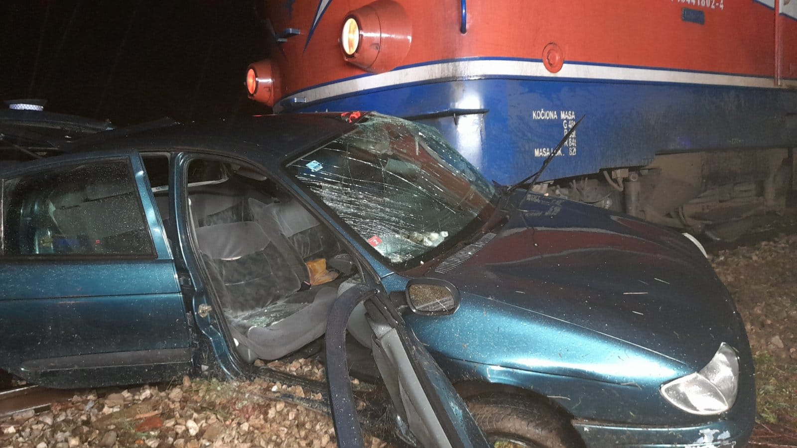 (FOTO) PRVE FOTOGRAFIJE NEZGODE U DERVIŠIMA Voz smrskao automobil, intervenisali i vatrogasci: Jedna osoba teže povrijeđena