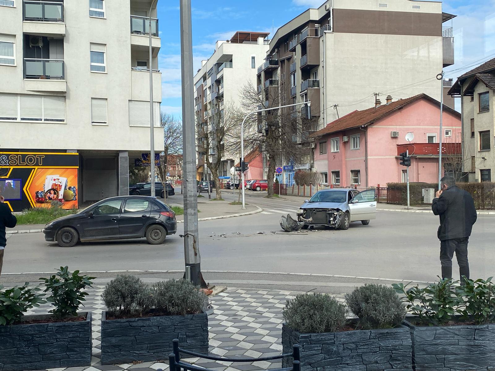(FOTO) SAOBRAĆAJNA NEZGODA U BANJALUCI Sudar "renoa" i "pežoa", dijelovi auta rasuti po putu