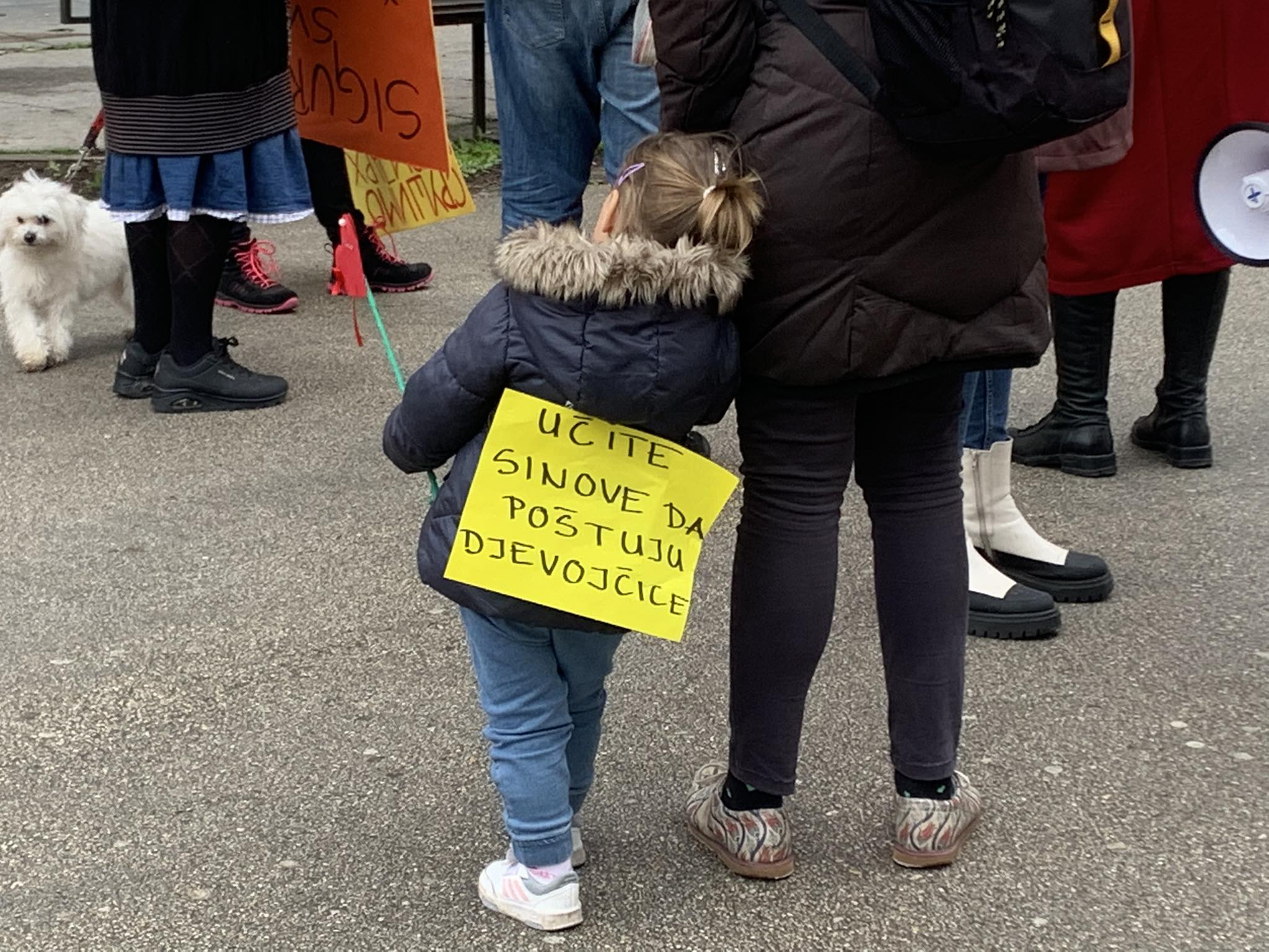(FOTO) MALENA BANJALUČANKA ODUŠEVILA SVE Snažna poruka na Osmomartovskom maršu: "Učite sinove da poštuju djevojčice"