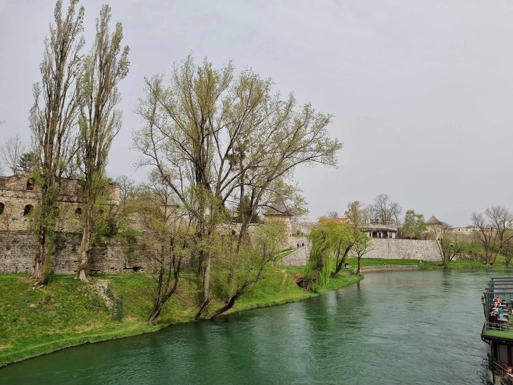 (FOTO) NEBO IZNAD BANJALUKE VIŠE SIVO NEGO PLAVO Јaki udari južnog vjetra donijeli saharski pijesak