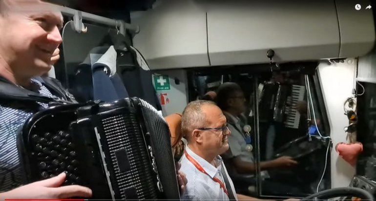 FIGARO SE UZ HARMONIKE ODVEZAO U PENZIJU Franjo Sudarević iz Ljutova kod Subotice 37 godina vozio autobus na istoj liniji