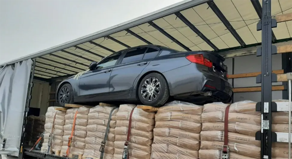 NEVJEROVATAN POKUŠAJ KRIJUMČARENJA Srbin švercovao BMW u kamionu