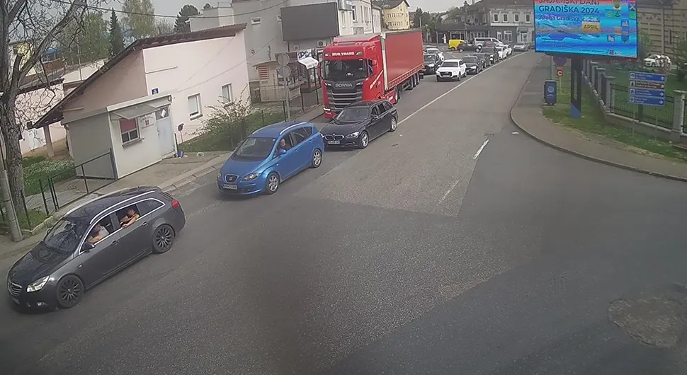 NAORUŽAJTE SE STRPLJENJEM Gužve na više prelaza na izlazu iz BiH
