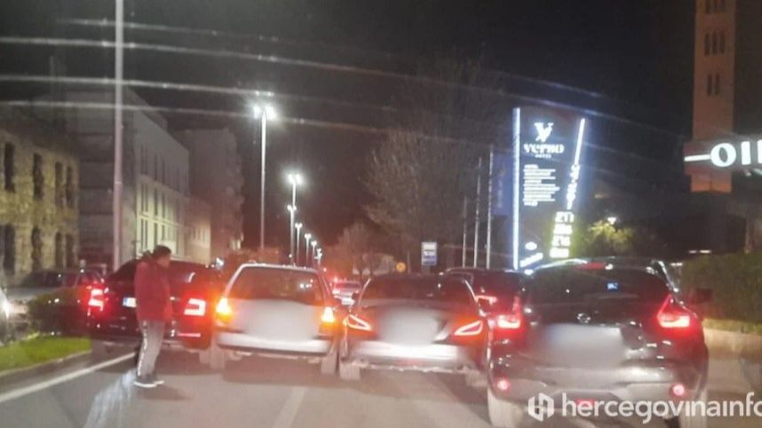 NESVAKIDAŠNJA SAOBRAĆAJKA U MOSTARU Sudar nekoliko automobila, policija na terenu
