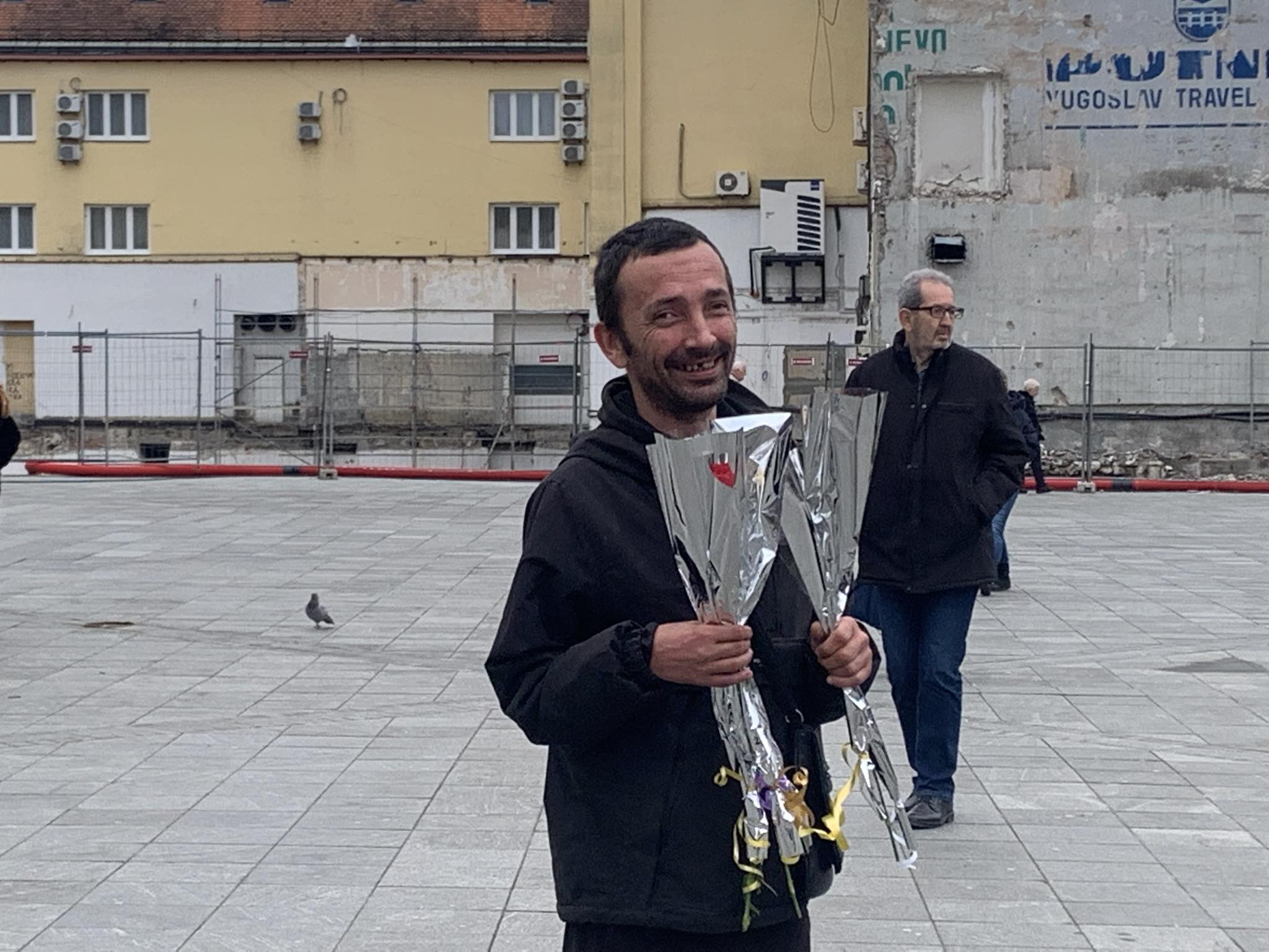 (FOTO/VIDEO) TOPLA OSMOMARTOVSKA PRIČA IZ SRCA BANJALUKE! Samohrani otac i osoba sa invaliditetom dijeli cvijeće ženama: Šta ostane, položiću na Spomenik dvanaest beba