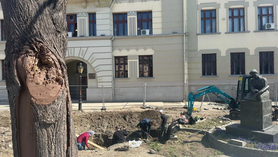(FOTO) JEZIVE SCENE ISPRED ČAČANSKE GIMNAZIJE Kopali ulicu zbog rekonstrukcije, pa pronašli ljudske kosti