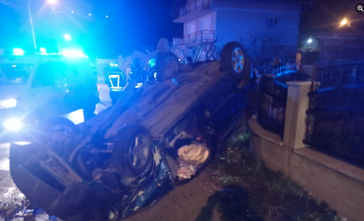 (FOTO) POVRIJEĐENA JEDNA OSOBA Saobraćajka u Banjaluci, automobil završio na krovu