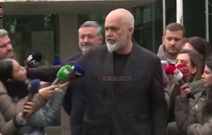 (VIDEO) SKANDAL NAD SKANDALIMA Еdi Rama gurnuo novinarku, kamere sve snimile