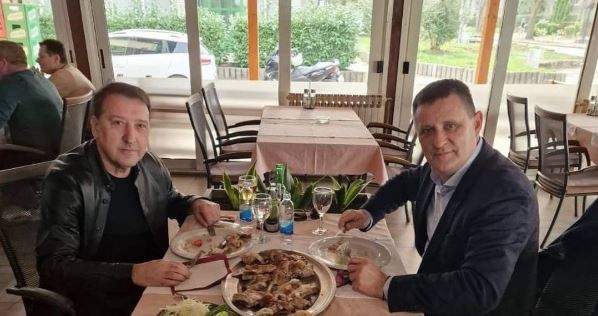 (FOTO) "SA HARIJEM NA BANJALUČKOJ JAGNJETINI" Poznati pjevač u posjeti Vladi Đajiću, evo gdje su se zaputili