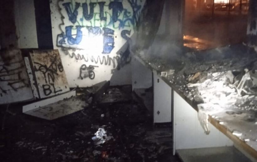 (FOTO) DJEČIJE IGRALIŠTE PRETVORENO U LEGLO NARKOMANA Vatrogasci ponovo intervenisali zbog požara kod "Akvane"