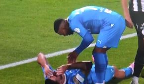 (VIDEO) LOŠE VIJESTI ZA SRBIJU Mitrović postigao dva gola, pa na nosilima iznesen sa terena