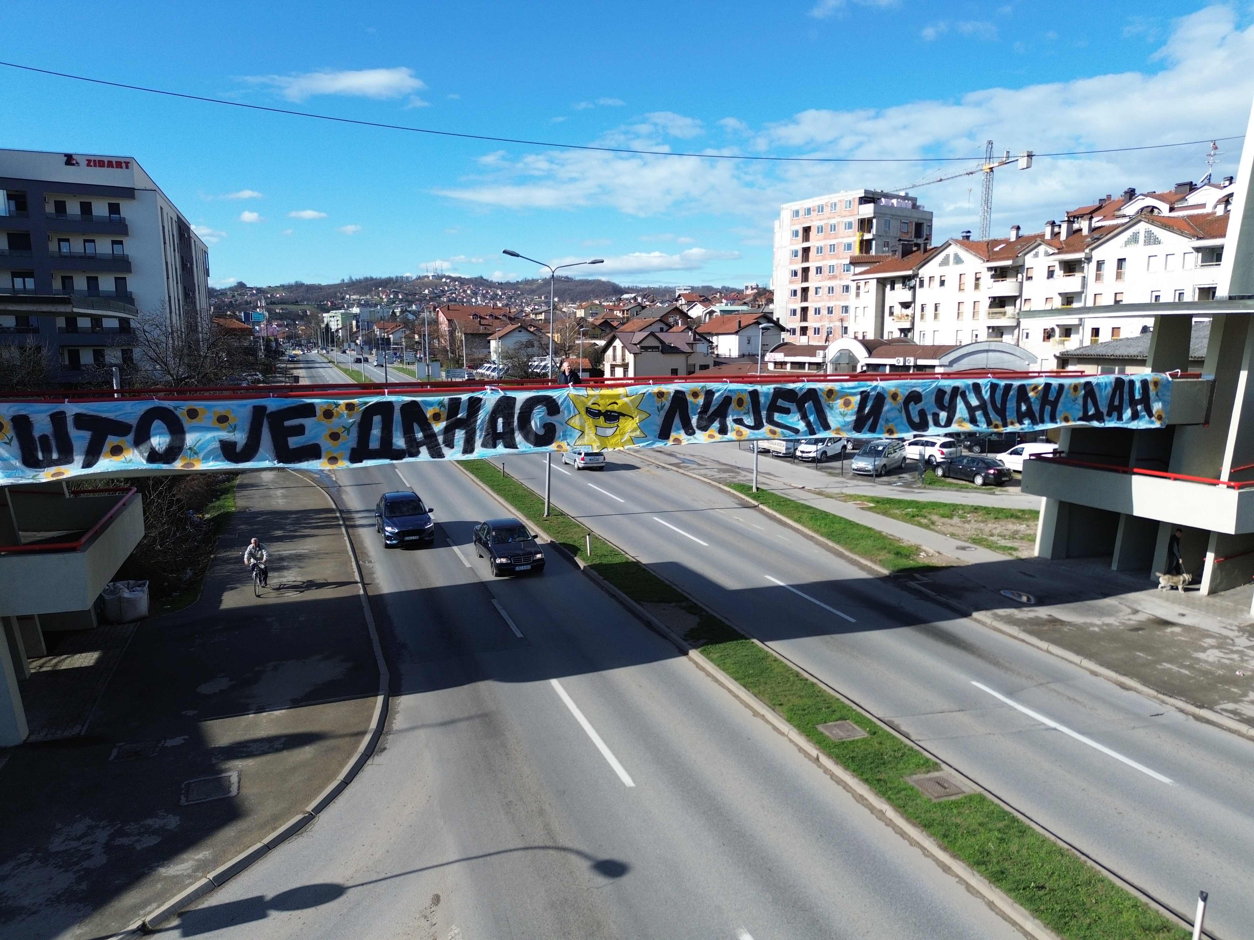 "ŠTO JE DANAS LIJEP I SUNČAN DAN" Poruka osvanula na pasareli i razveselila Banjalučane