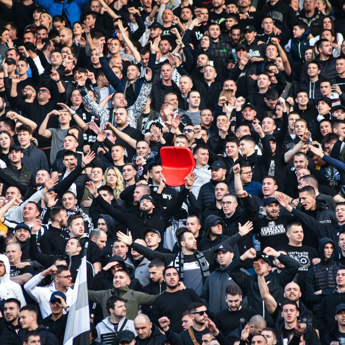 (FOTO) HAOS NA MARAKANI Partizan gostuje Crvenoj zvezdi, Grobari lomili stolice
