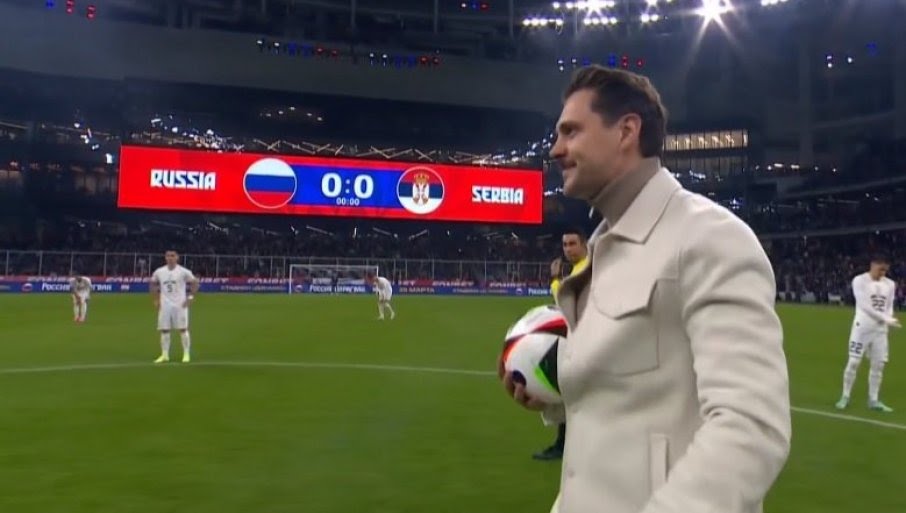 (FOTO) BIKOVIĆ "NA CENTRU" Srpski glumac izveo počasni udarac na meču Rusija - Srbija