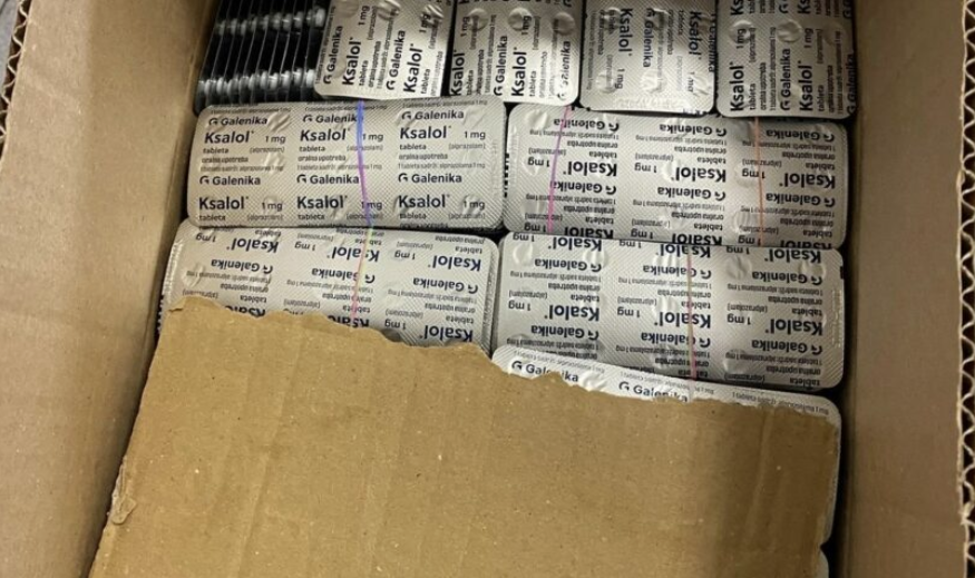 PUTNIK AUTOBUSA NAPUNIO KOFERE I TORBE Carinici zaplijenili oko 36.000 lijekova za smirenje