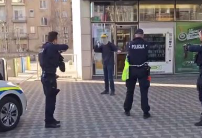 (VIDEO) DRAMA U CENTRU LJUBLJANE Muškarac noževima prijetio prolaznicima i policajcima