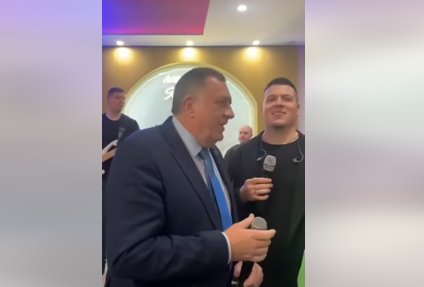 (VIDEO) VESELO U TESLIĆU NA OSMOMARTOVSKOJ ZABAVI Dodik i Sloba Radanović zapjevali "Ne može nam niko ništa"