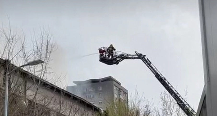 (VIDEO) VATROGASCI GASE KROV NAPUŠTENE FABRIKE U BEOGRADU Dim kulja na sve strane, komšije u panici
