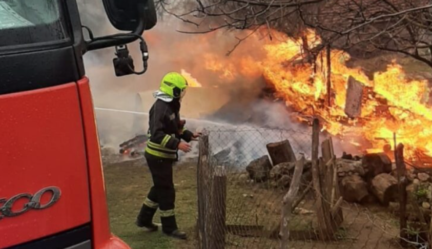 (FOTO) POŽAR U BANJALUCI! Gorio pomoćni objekat, intervenisali vatrogasci