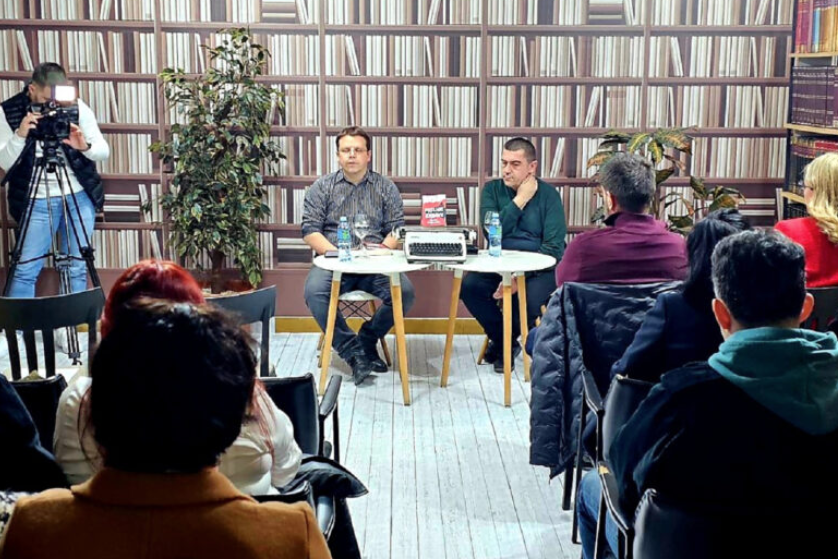 "ODJECI RATA SU SVUGDJE PRISUTNI" Dobitnik NIN-ove nagrada Stevo Grabovac promovisao roman u Prnjavoru
