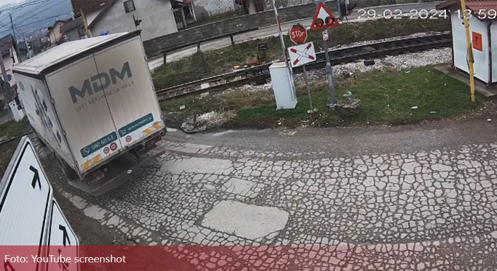 (VIDEO) UPRKOS SVJETLOSNOM SIGNALU Kamionom polomio polubranik na pružnom prelazu u Vrbanji