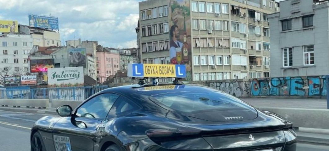 (FOTO) OVO DO SADA NIJE VIĐENO! Beograđani šokirani: Auto-škola u "ferariju" vrši obuku vozača