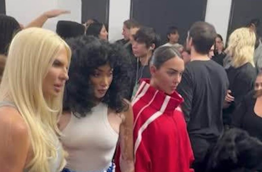 (FOTO) JELENA KARLEUŠA IZAŠLA NA PISTU NA NEDJELJI MODE U PARIZU Šetala s Ronaldovom ženom