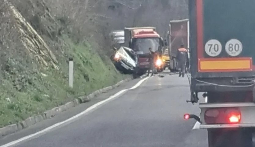 TEŠKA SAOBRAĆAJKA KOD JAJCA Četvoro povrijeđenih u sudaru teretnjaka i škode