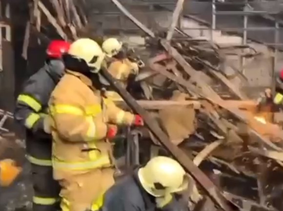 (VIDEO) VATROGASCI TRAGAJU ZA POGINULIMA Sablasni snimci hale u Moskvi nakon napada